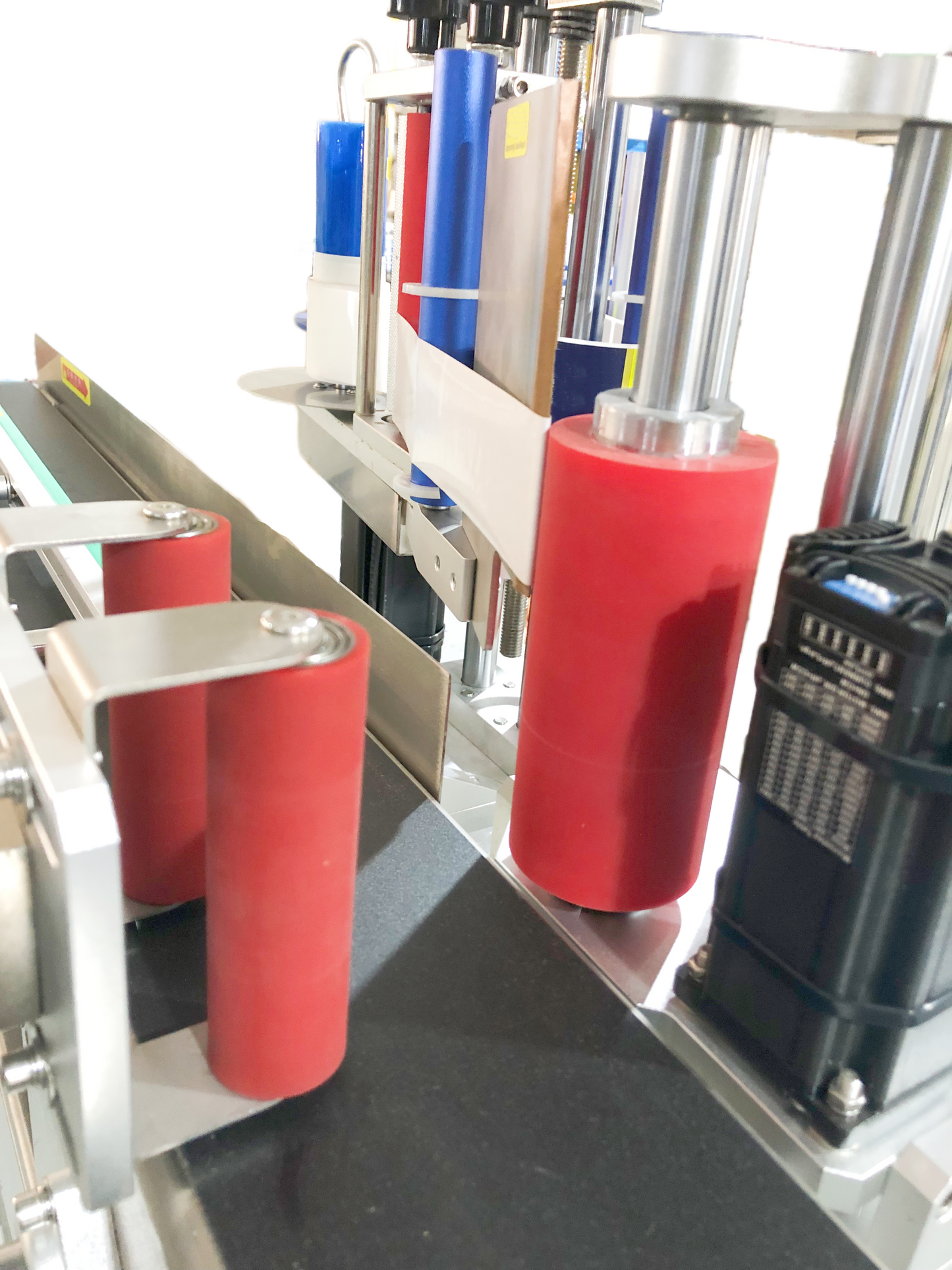 Fully Automatic Desktop Positioning Round Bottle Labeling Machine TB-YP100D